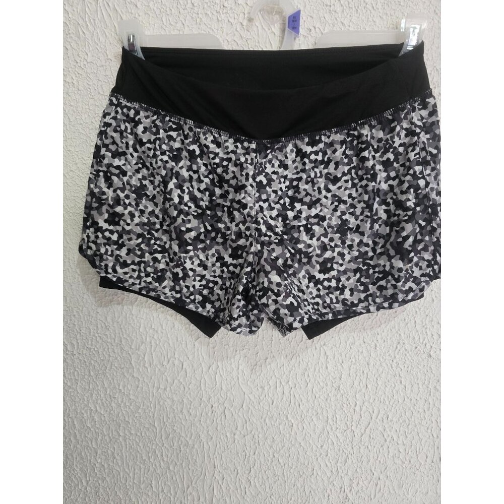 Danskin Now Womens Semi-Fitted Athletic Shorts Black & White Pattern Size M